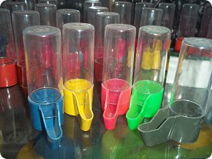 bebedero de  tubo para pájaros